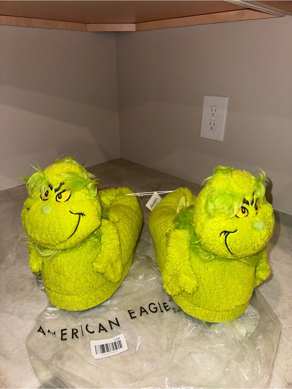 NWT! American Eagle Grinch Silppers